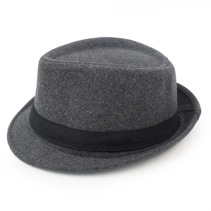 Vue détaillée d'un chapeau fedora en laine gris foncé avec ruban gros-grain noir