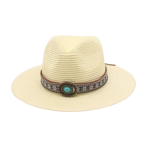 Détail d'un chapeau fedora en paille avec bande ethnique et pierre turquoise sertie
