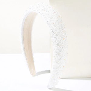 Détail macro du bandeau de perles en cristal blanc avec doublure intérieure antidérapante