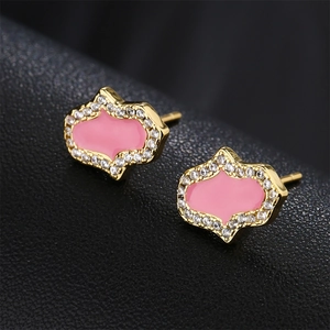 Pendientes de flores de esmalte rosa bañados en oro con circonitas sobre fondo negro