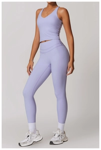 Dettaglio del top sportivo lilla con scollo a V e dei leggings da yoga a vita alta
