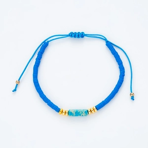 Detailansicht des himmelblauen Perlenarmbands mit Naturstein und verstellbarer Kordel