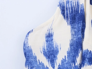 Détail de l'imprimé tie-dye bleu et beige sur le tissu en lin respirant
