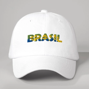 Dettaglio del ricamo BRASIL su un cappellino bianco in cotone con visiera a curva