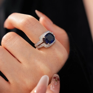 Détail macro d'une bague avec pierre bleue et sertissage pavé de zircons brillants