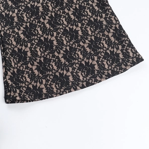 Gros plan d'une robe en dentelle noire aux motifs de fleurs crochetés délicats