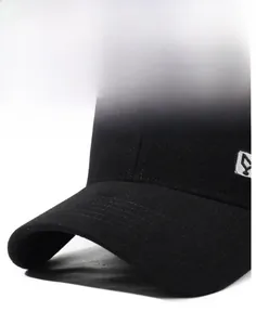Dettaglio della visiera rinforzata e ricamo bianco sul cappellino da baseball nero