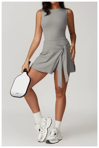 Détail d'une robe de sport grise avec lien à la taille et tissu respirant haute performance