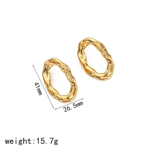 Vue détaillée de boucles d'oreilles irrégulières en acier titane plaqué or 18 carats