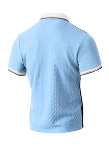 Détail du tricot jacquard bleu clair au dos d'un polo pour homme avec finitions contrastées