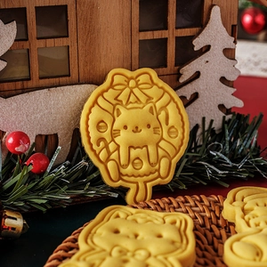 Christmas kitten cookie cutters set with holiday wreath design for festive baking tools