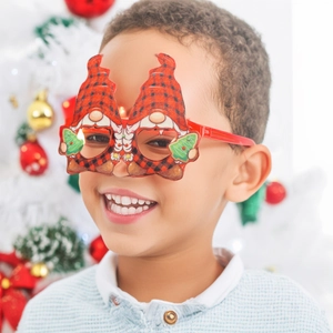 Gros plan d'une personne portant des lunettes de fête de Noël avec motif gnome à carreaux