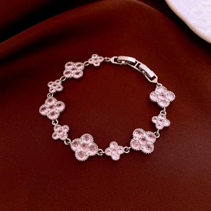 Bracelet floral élégant en argent avec zircons roses posé sur du velours rouge