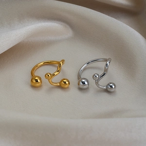 Bagues d'oreilles irrégulières plaquées or 18K et argent sur soie beige luxueuse