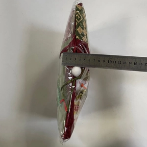 Gros plan d'une décoration de Noël tricotée de 6 cm mesurée avec une règle métallique
