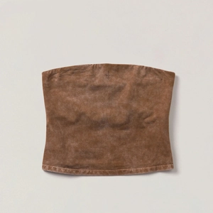 Haut tube sans bretelles marron posé à plat avec texture velours suédé et tissu délavé doux