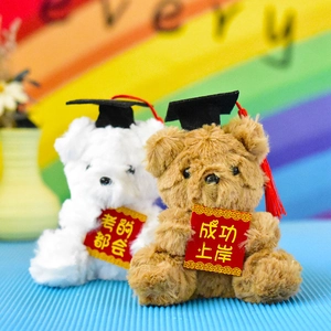 Vista dettagliata di simpatici orsetti di peluche laureati con biglietti d'auguri