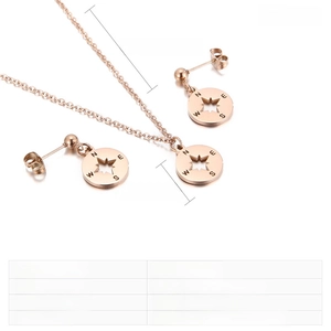 Vue détaillée de l'ensemble collier boussole plaqué or 18k avec dimensions et détails