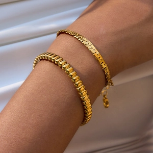Ensemble de deux bracelets vintage en acier inoxydable plaqué or 18 carats pour femme