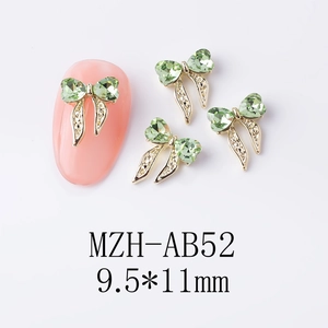 Détails de bijoux d'ongles en nœud doré avec strass cœur vert clair et taille 9.5x11mm