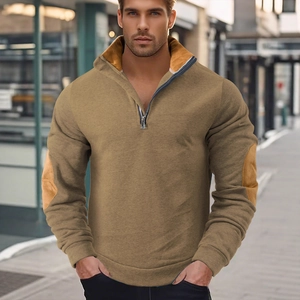 Felpa marrone da uomo con mezza zip e toppe sui gomiti per un look casual urbano