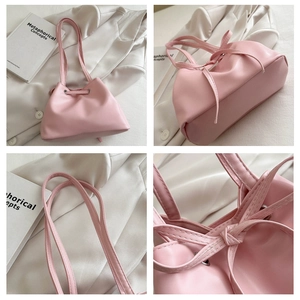Dettagli della borsa a secchiello in pelle PU rosa con nodo a coulisse e occhielli