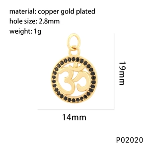 Detailansicht eines vergoldeten Om-Symbols mit schwarzen Steinen, Größe 19mm x 14mm