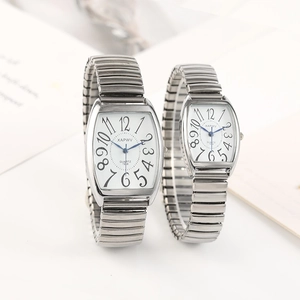 Coffret de montres quartz pour couple forme tonneau argent avec bracelet extensible