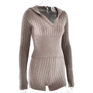 Nahaufnahme von braunem Strickset mit Kapuzenoberteil und Shorts mit Zopfstrickmuster