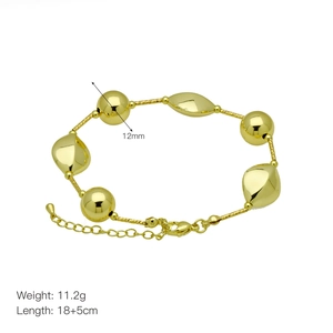 Dettaglio bracciale con perle placcato oro 18k, sfere 12mm e catenina di estensione