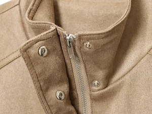 Détail d'une veste en daim camel avec fermeture éclair argentée et boutons-pression