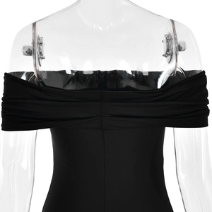 Détail du dos de la robe noire sans bretelles avec drapé élégant et coupe ajustée