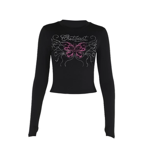 Top corto nero a maniche lunghe con grafica a farfalla rosa e decorazione di strass