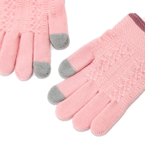 Details der rosa Touchscreen-Handschuhe mit Zopfmuster und gestreiften Bündchen