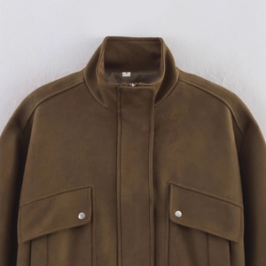 Veste utilitaire en daim marron foncé pour femme avec col montant et poches à rabat