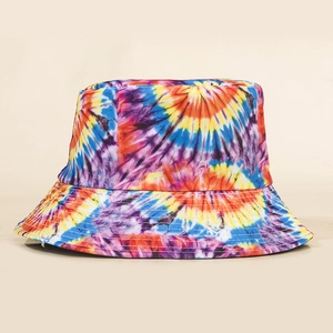 Détail d'un chapeau bob tie-dye coloré montrant la texture du tissu et les coutures