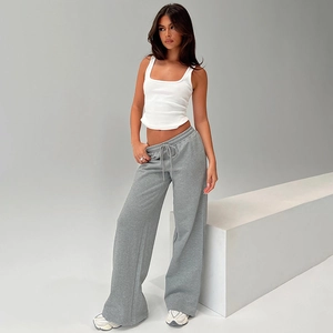 Détail du pantalon de jogging gris ample à cordon et débardeur côtelé blanc
