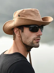 Dettaglio del cappello da trekking kaki a tesa larga con fori di ventilazione e fibbia laterale