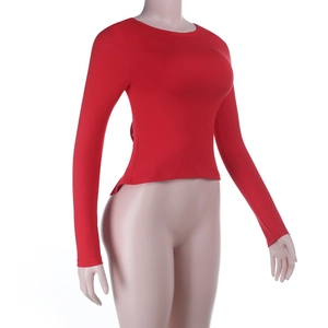 Vista laterale del crop top in maglia rossa con schiena scoperta e dettagli in pizzo