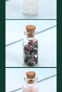 Drei kleine Glas-Wunschflaschen gefüllt mit bunten Naturkristallen und Korkverschluss