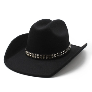Dettaglio cappello cowboy in feltro nero con borchie metalliche quadrate a doppia fila