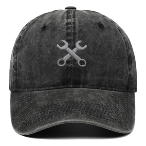 Vue détaillée de la broderie clé sur une casquette en coton gris anthracite délavé
