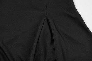 Dettaglio del tessuto nero dell'abito con elegante spacco e design a pieghe sottili
