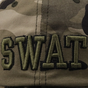 Dettaglio del ricamo SWAT e della trama in tela mimetica sul cappello tattico militare