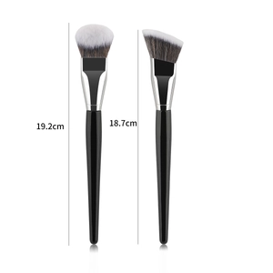 Deux pinceaux de maquillage avec poils dégradés et manche en bois noir, 19,2 cm et 18,7 cm