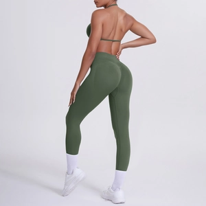 Vista posteriore del set yoga verde oliva con reggiseno scollato e leggings effetto push-up