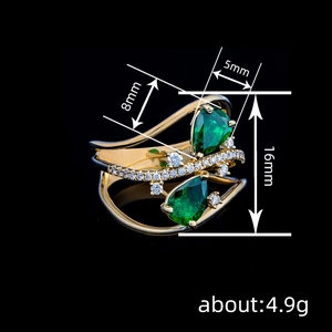 Anillo dorado con piedras verdes talla pera y detalles de diamantes en micropavé