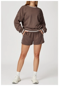 Dettaglio degli shorts sportivi a vita alta con strisce bianche e orlo a contrasto