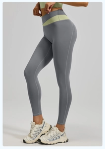 Detalle de mallas de yoga de talle alto con costuras ergonómicas y ribete verde claro