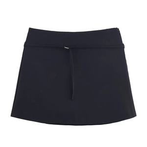Gros plan détaillé d'une mini-jupe noire ornée d'une fine ceinture de taille élégante